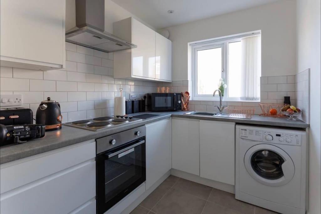 Luxury 3-Bedroom, 2-Bathroom Home Sleeps 7 People Liverpool Extérieur photo