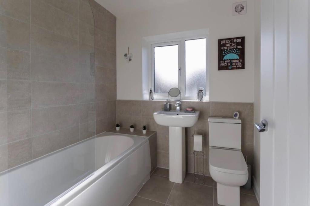 Luxury 3-Bedroom, 2-Bathroom Home Sleeps 7 People Liverpool Extérieur photo